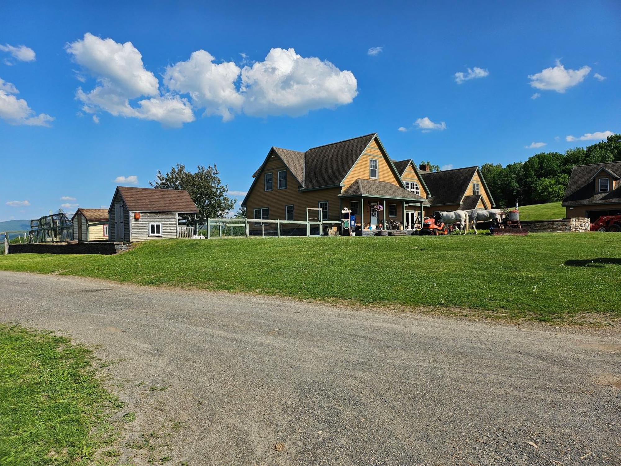 Clover Hill Farm & Country * Williamstown