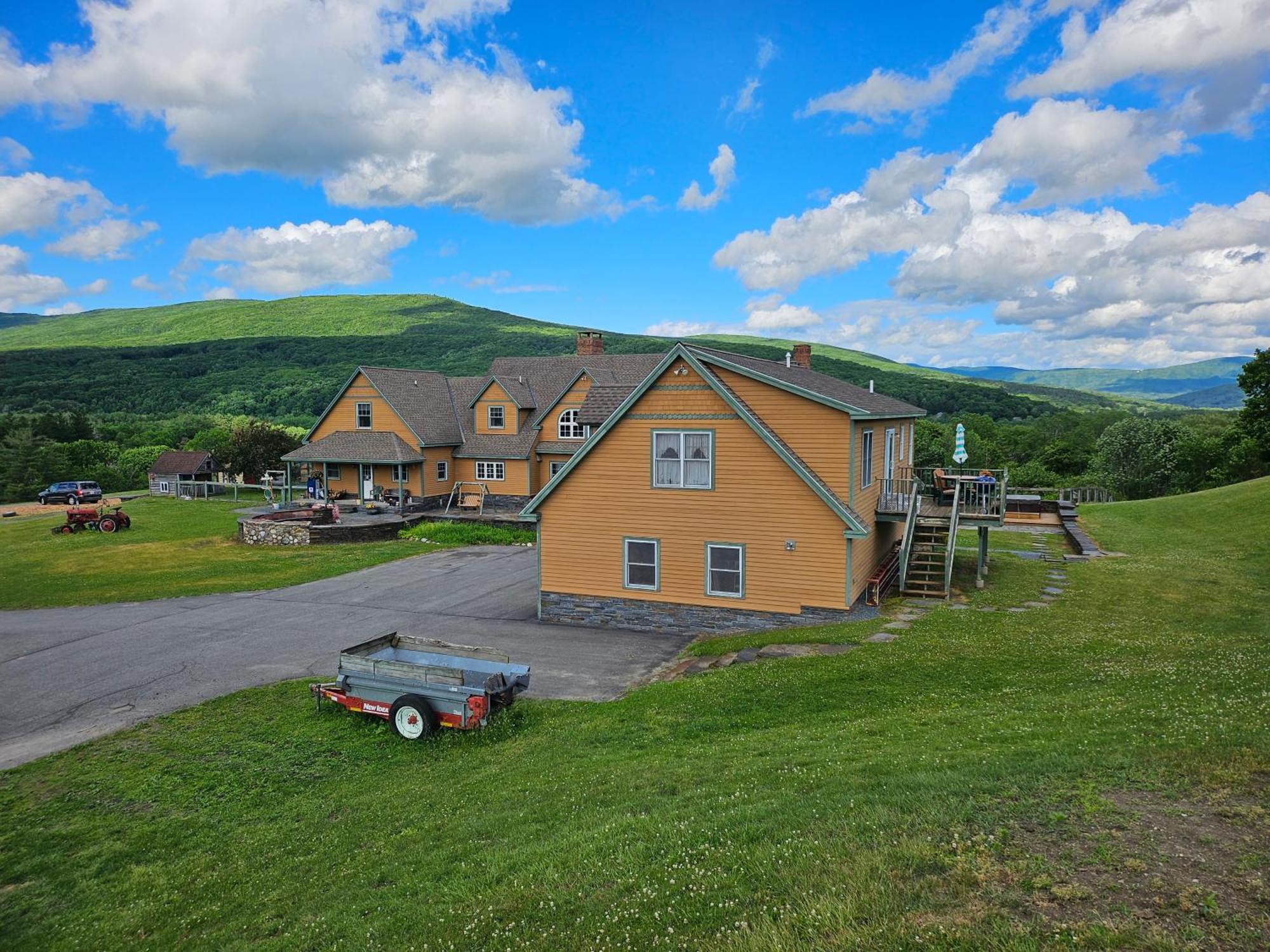 Clover Hill Farm & Country *